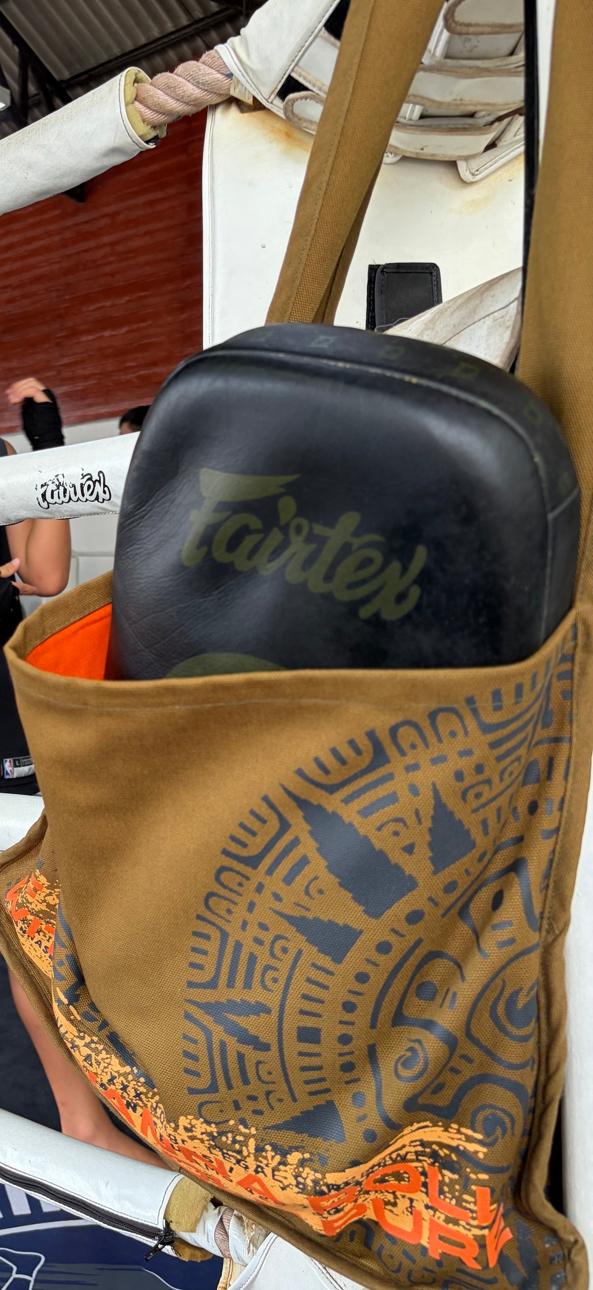 MESSENGER BAG